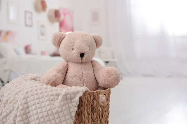 Niedlicher Teddybär Und Decke Weidenkorb Drinnen — Stockfoto