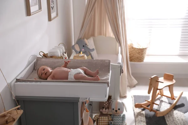 Niedliches Kleines Baby Auf Wickeltisch Zimmer — Stockfoto