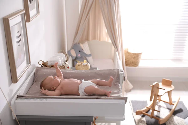 Söt Liten Bebis Skötbord Rummet — Stockfoto