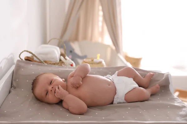 Carino Piccolo Bambino Sul Fasciatoio Camera — Foto Stock