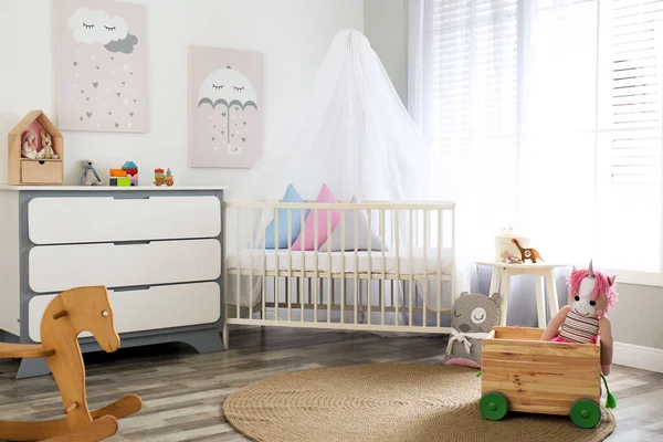 Baby Room Interior Χαριτωμένες Αφίσες Συρταριέρα Και Άνετη Κούνια — Φωτογραφία Αρχείου