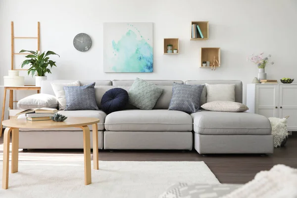 Elegante Sala Estar Com Sofá Confortável Mesa Madeira Design Interiores — Fotografia de Stock