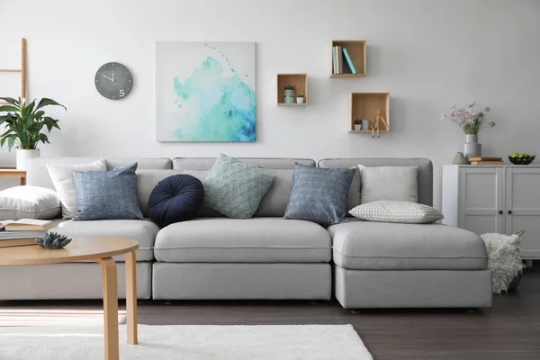 Elegantes Wohnzimmer Mit Gemütlichem Sofa Und Holztisch Innenarchitektur — Stockfoto