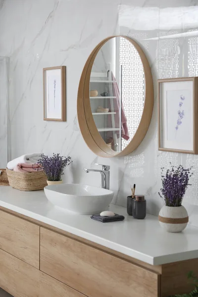 Espejo Mostrador Con Fregadero Interior Del Baño Con Estilo Idea — Foto de Stock