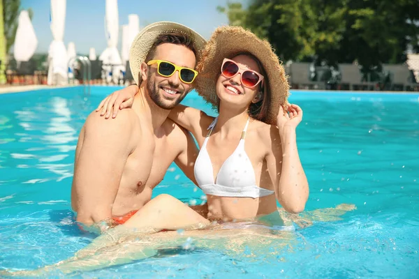 Glückliches Paar Ruht Sich Sonnigen Tag Schwimmbad Aus — Stockfoto