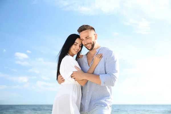 Gelukkig Jong Stel Aan Zee Zonnige Dag Strandvakantie — Stockfoto