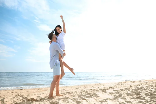 快乐的年轻夫妇在海滩上玩得开心 — 图库照片