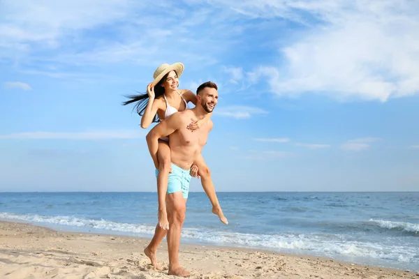 Feliz Jovem Casal Divertindo Praia — Fotografia de Stock