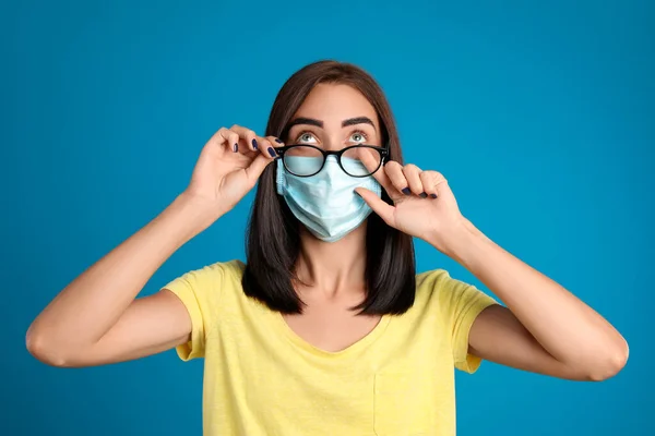 Mujer Joven Limpiando Gafas Niebla Causada Por Uso Máscara Desechable — Foto de Stock