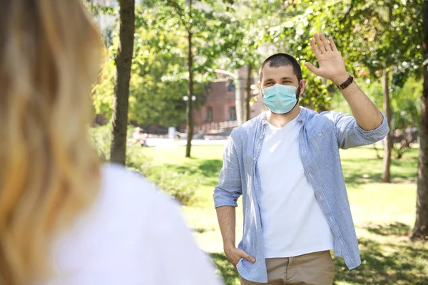 Hombre Con Mascarilla Protectora Saludando Aire Libre Mantener Distancia Social — Foto de Stock