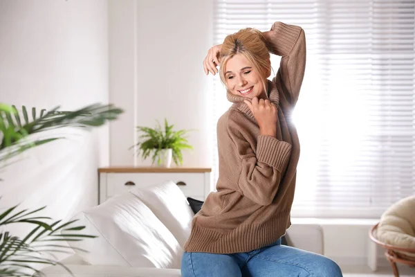 Femme Heureuse Pull Élégant Dans Salle Lumière — Photo