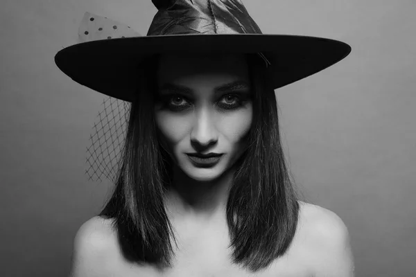 Mystérieuse Sorcière Coiffée Chapeau Sur Fond Sombre Effet Noir Blanc — Photo