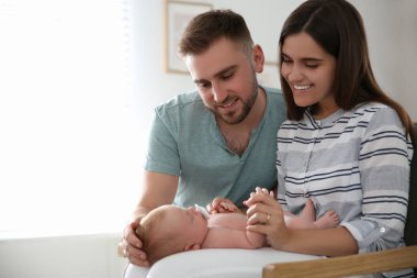 Yeni doğmuş bebekleriyle mutlu bir çift.