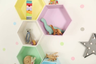 Işık duvarındaki parlak renkli raflar. İç tasarım