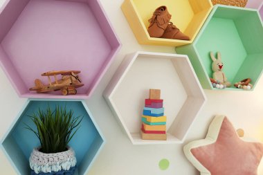 Işık duvarındaki parlak renkli raflar. İç tasarım