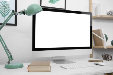 Masada modern bilgisayarla rahat bir iş yeri