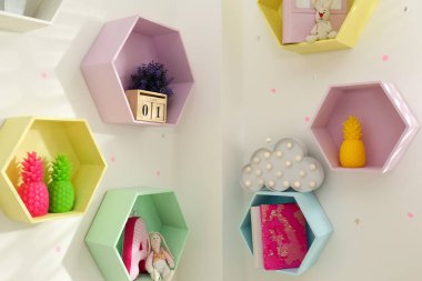 Altıgen şekilli raflar beyaz duvarda. İç tasarım