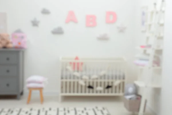 Vue Floue Intérieur Mignon Chambre Bébé Avec Berceau Moderne Près — Photo