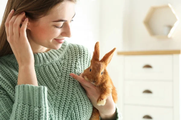 Mujer Joven Con Conejo Adorable Interior Hermosa Mascota — Foto de Stock