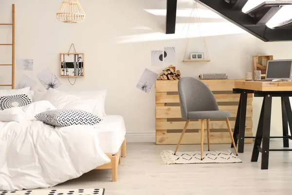 Elegante Interior Dormitorio Con Lugar Trabajo Debajo Las Escaleras — Foto de Stock