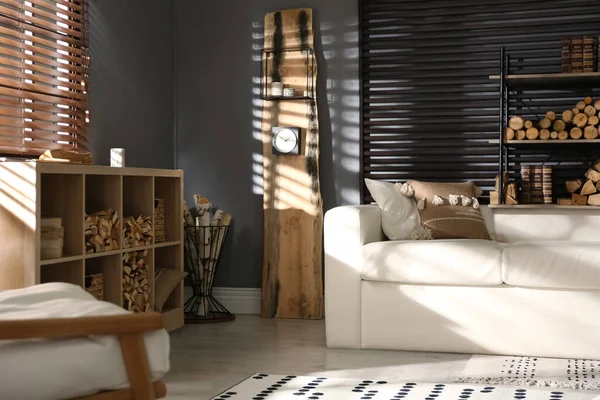 Regaleinheit Mit Gestapeltem Brennholz Und Bequemem Sofa Stilvollen Interieur — Stockfoto