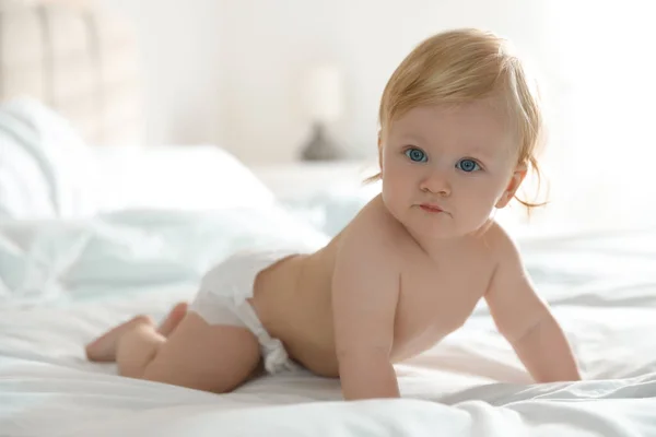 Niedliches Kleines Baby Windel Auf Dem Bett Hause — Stockfoto