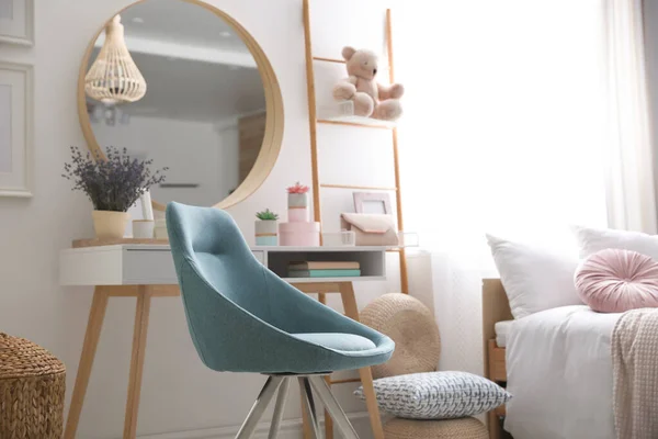 Chaise Bleue Confortable Dans Intérieur Chambre Adolescente Idée Design — Photo