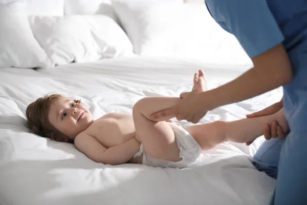 침대에 귀여운 아기를 외과의사 — 스톡 사진