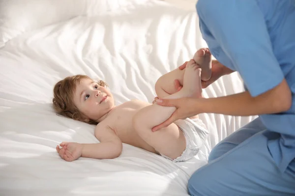 Ortopedista Examinando Bebê Pequeno Bonito Cama — Fotografia de Stock