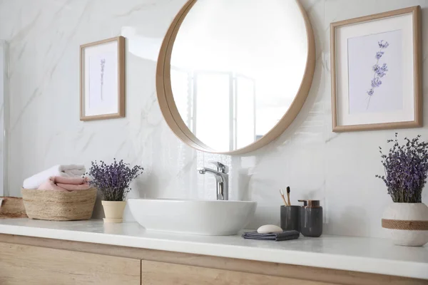 Espejo Mostrador Con Fregadero Interior Del Baño Idea Para Diseño —  Fotos de Stock
