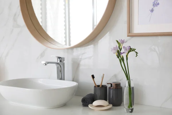 Schöne Violette Freesia Blumen Auf Der Arbeitsplatte Badezimmer — Stockfoto