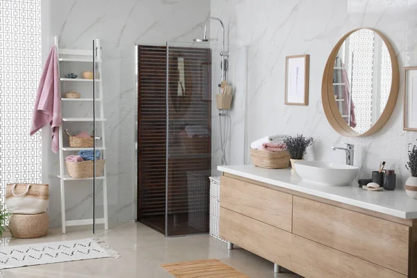 Salle Bain Intérieure Avec Cabine Douche Comptoir Étagère Idée Design — Photo