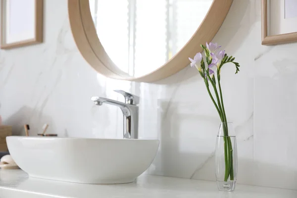 Beautiful Violet Freesia Flowers Countertop Bathroom — Stock Photo, Image