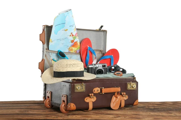 Nyílt Vintage Bőrönd Ruhák Csomagolt Nyári Vakáció Asztal Fehér Háttér — Stock Fotó