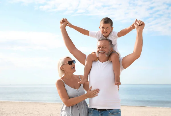 Kleiner Junge Und Glückliche Großeltern Verbringen Zeit Zusammen Strand — Stockfoto