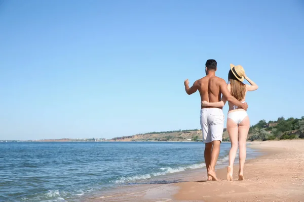 Vrouw Bikini Haar Vriendje Het Strand Achteraanzicht Met Ruimte Voor — Stockfoto