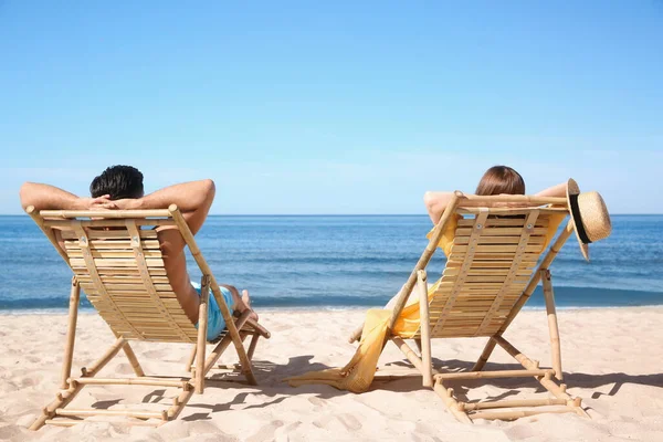 Frau Und Ihr Freund Auf Liegestühlen Strand Schönes Paar — Stockfoto