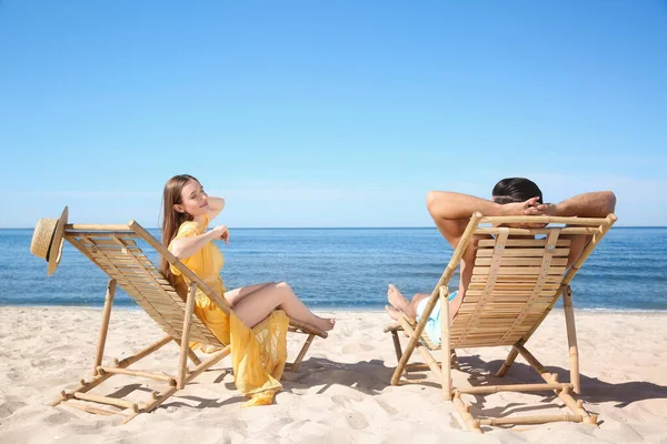 Donna Suo Ragazzo Sulle Sedie Sdraio Spiaggia Coppia Felice — Foto Stock