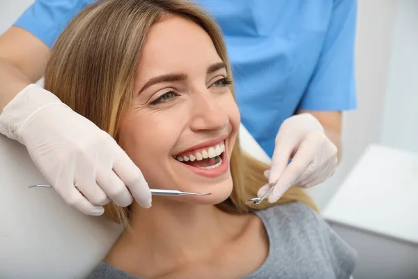 診療所で患者の歯を調べる医者だ 化粧品歯科 — ストック写真