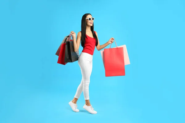 Bella Giovane Donna Con Borse Della Spesa Carta Sfondo Azzurro — Foto Stock