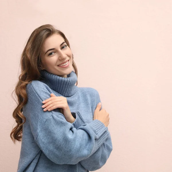 Hermosa Mujer Joven Con Suéter Azul Cálido Sobre Fondo Rosa — Foto de Stock