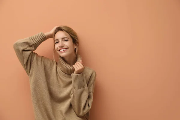 Hermosa Mujer Joven Con Suéter Punto Sobre Fondo Marrón Claro —  Fotos de Stock