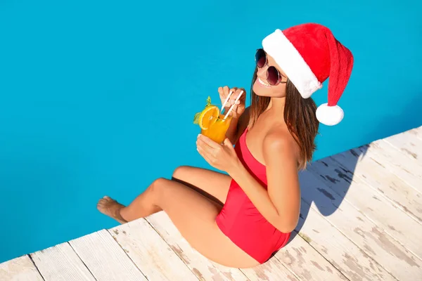 Jovem Mulher Chapéu Papai Noel Com Bebida Refrescante Perto Piscina — Fotografia de Stock