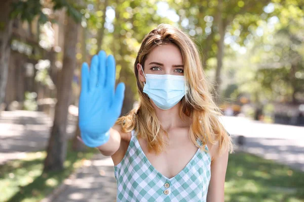 안면을 보호하는 마스크를 여자가 바깥에서 몸짓을 멈춘다 코로나 바이러스의 확산을 — 스톡 사진