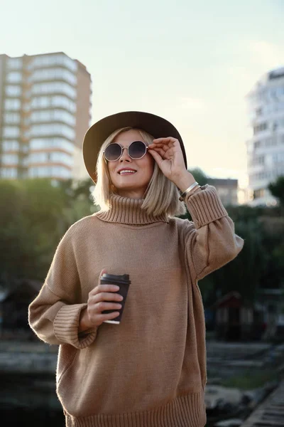 Mujer Suéter Elegante Con Taza Café Calle Ciudad — Foto de Stock