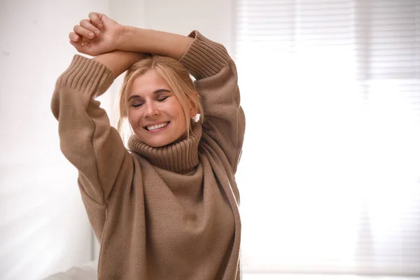 Mujer Feliz Suéter Con Estilo Sala Luz — Foto de Stock