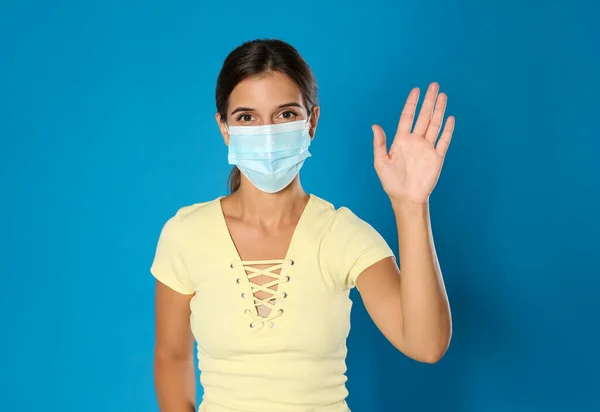 Mujer Con Máscara Protectora Mostrando Gesto Saludo Sobre Fondo Azul —  Fotos de Stock