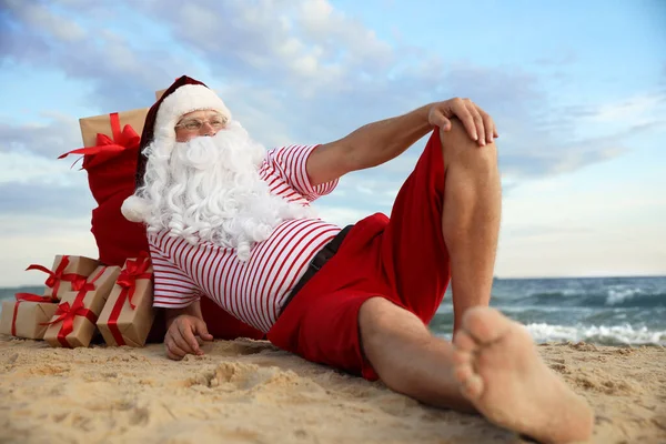 Babbo Natale Con Borsa Regali Rilassante Sulla Spiaggia Vacanze Natale — Foto Stock