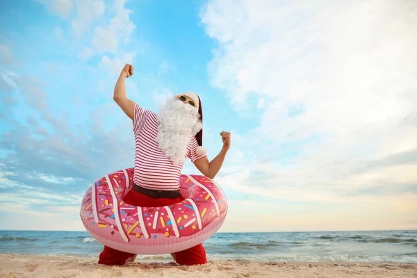 Père Noël Avec Anneau Gonflable Amusant Sur Plage Espace Pour — Photo