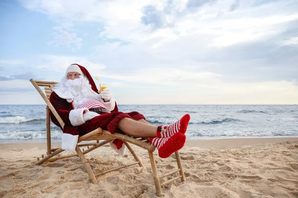 Babbo Natale Con Cocktail Rilassante Sulla Spiaggia Spazio Testo Vacanze — Foto Stock